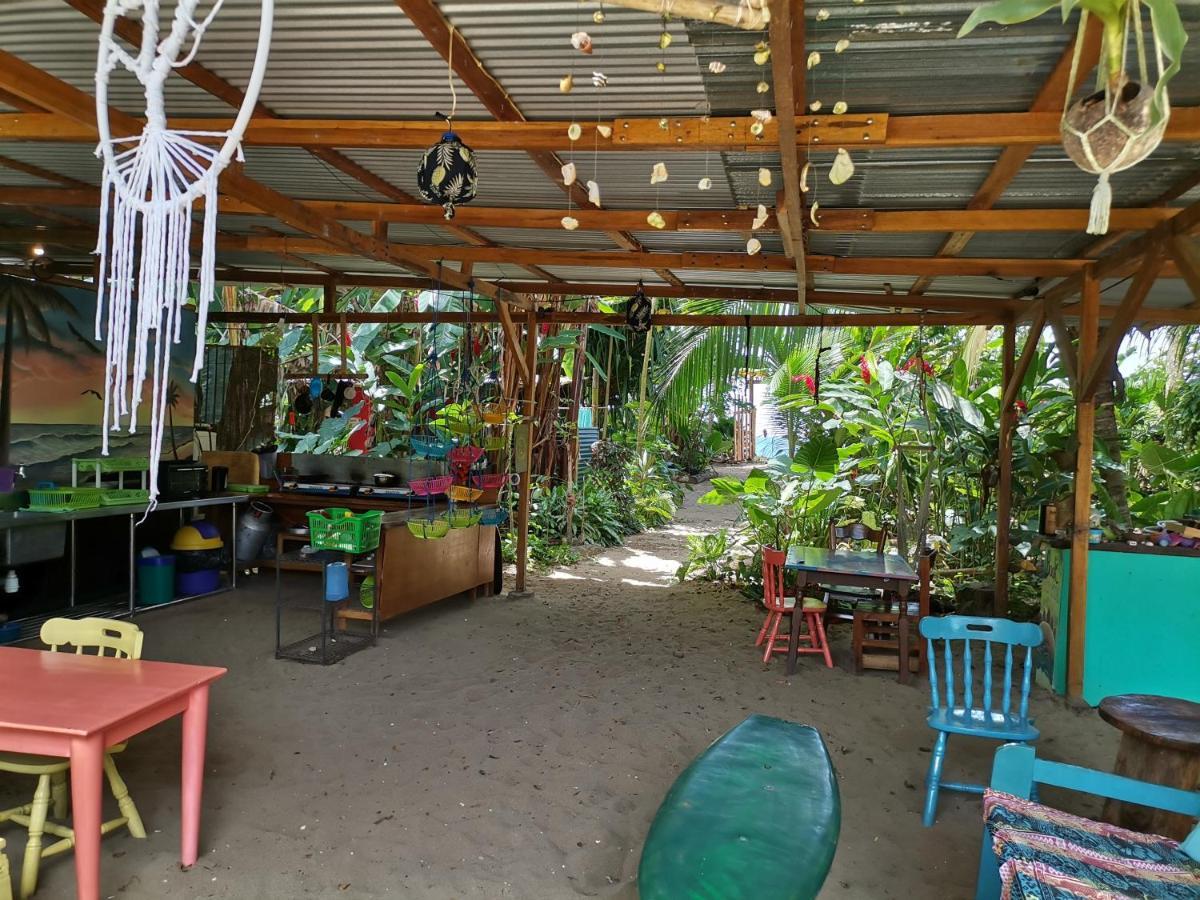 Oasis Beachfront Hostel Puerto Limon Zewnętrze zdjęcie