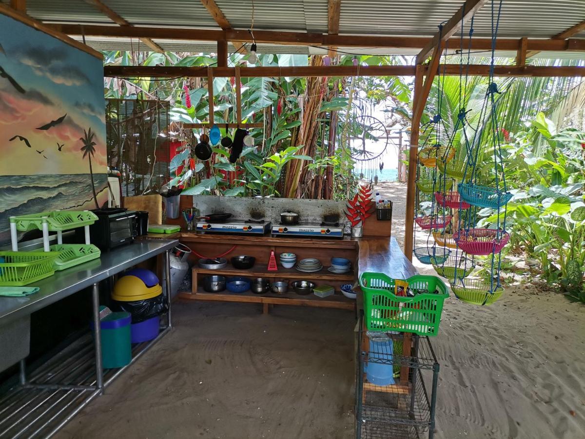 Oasis Beachfront Hostel Puerto Limon Zewnętrze zdjęcie